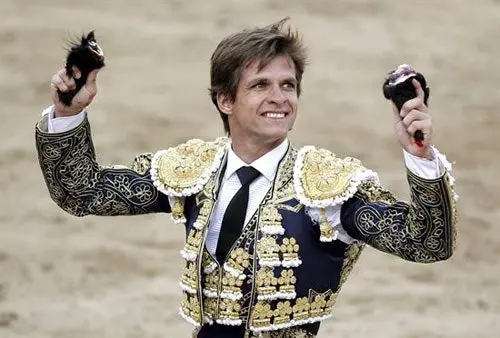 Sergio Flores, ovacionado al tomar la alternativa en Francia
