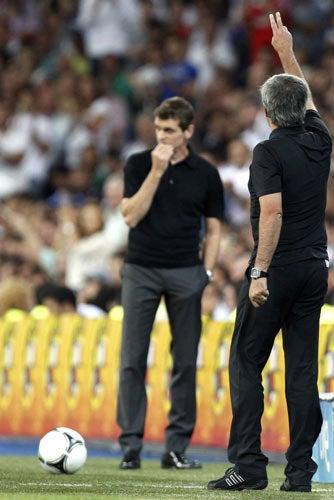 Los técnicos de ambas escuadras dan indicaciones | EFE
