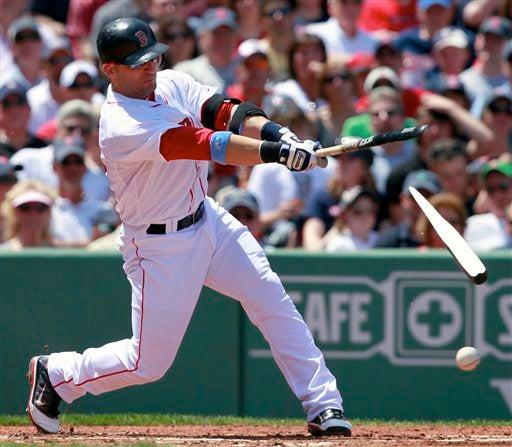 Marco Scutaro, de Boston, rompió el madero tras impactar la pelota. (FOTO: AP)