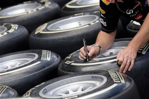 El equipo de RedBull supervisa los neumáticos. FOTO: AP