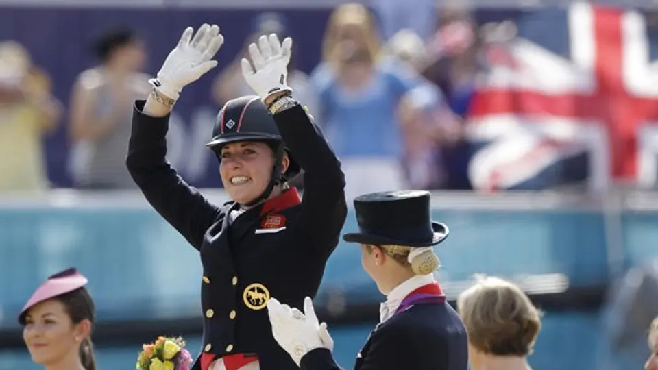 Británica Dujardin campeona del adiestramiento individual