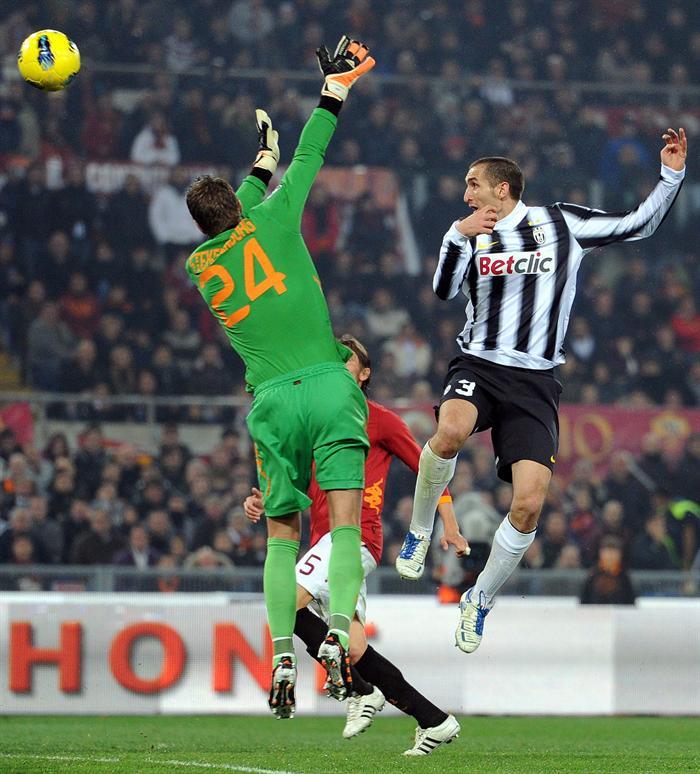 Chiellini bate al portero de la Roma. FOTO: EFE
