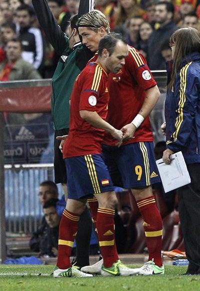 España necesitaba el resultado, Torres a la cancha por Iniesta | EFE