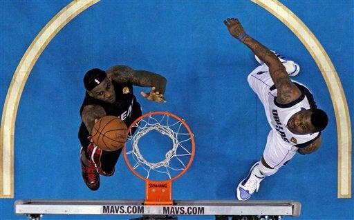 LeBron James intenta el enceste, DeShawn Stevenson trata de impedirlo. FOTO: AP