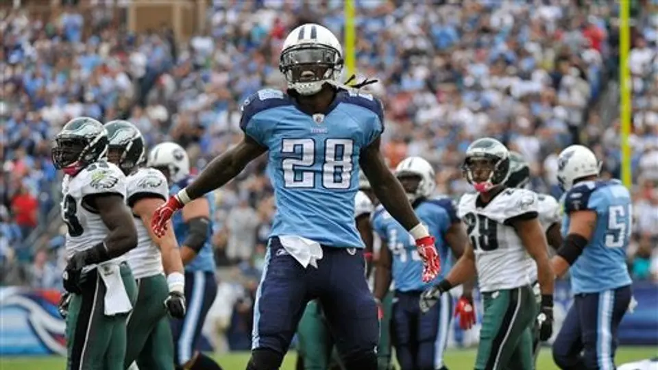 Collins lanza tres touchdowns; Titanes doblega 37-19 Filadelfia