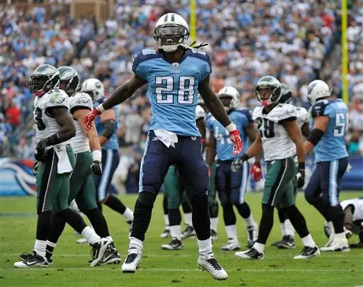 Collins lanza tres touchdowns; Titanes doblega 37-19 Filadelfia