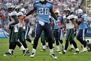 Collins lanza tres touchdowns; Titanes doblega 37-19 Filadelfia