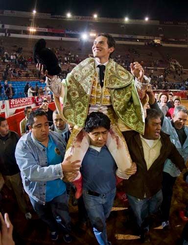 Diego Silveti cortó el rabo y las orejas en la Plaza México. (FOTO: CÉSAR VICUÑA)