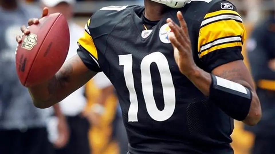 Pittsburgh manda a la lista de reservas lesionados a Dennis Dixon