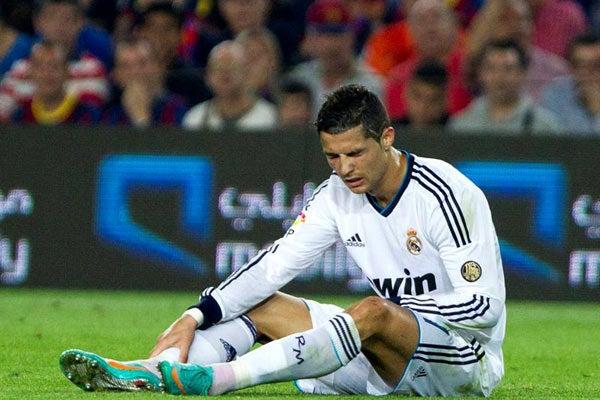 Cristiano Ronaldo se resiente de una lesión en el hombro izquierdo luego de querer ejecuitar una chilena | EFE