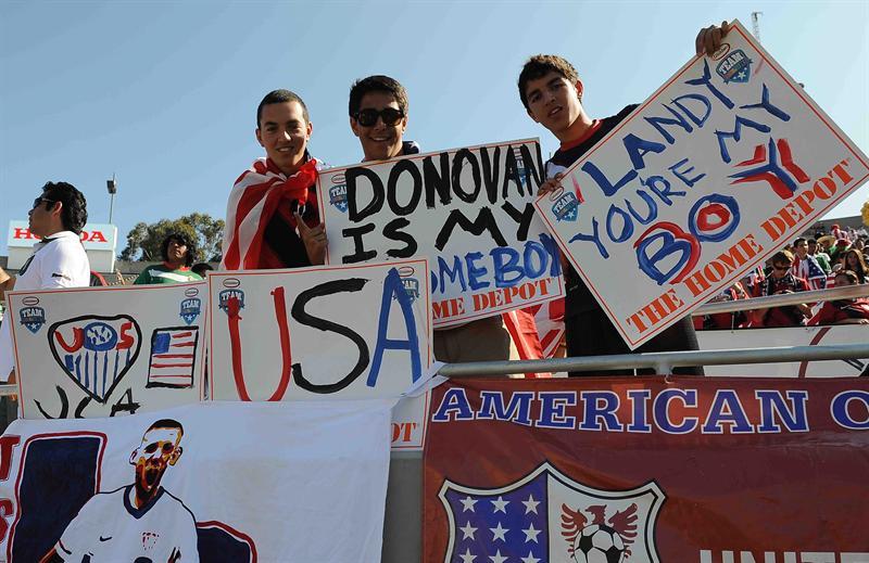 Seguidores de la selección estadounidense muestran carteles en apoyo a sus figuras como Landon Donovan. FOTO: EFE
