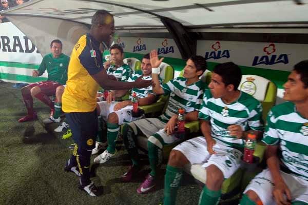 El 'Chucho' saludó a sus ex compañeros. FOTO: ÓSCAR RAMÍREZ