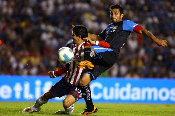 Bueno puso el segundo en la frente de las Chivas. FOTO: MEXSPORT
