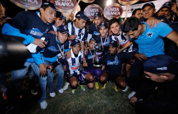 El 5 de diciembre de 2010 festeja el titulo del Apertura 2010 con el Monterrey. FOTO: ARCHIVO RÉCORD