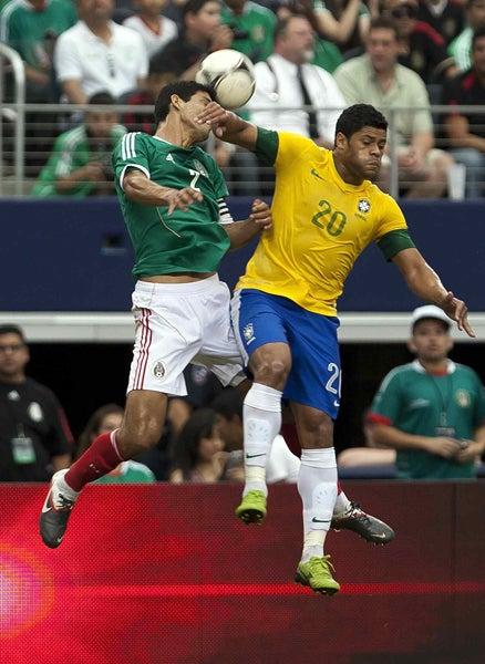 El 'Maza' Rodriguez peleando el esférico con Hulk l MEXSPORT