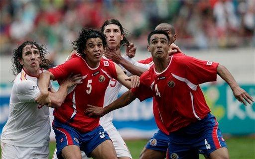 España  y Costa Rica en pelea por el esférico. FOTO: AP