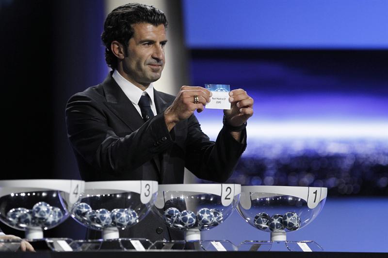 Luis Figo sube al escenario para iniciar el sorteo. FOTO: EFE