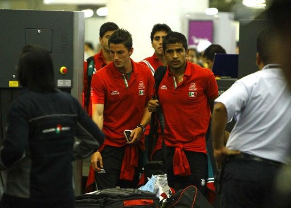 Los campeones olímpicos no se salvaron de la revisión en el AICM | ÓSCAR RAMÍREZ