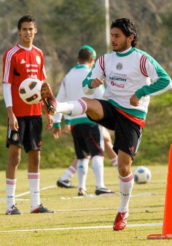 Rafael Márquez Lugo practica con el balón. FOTO: CÉSAR VICUÑA