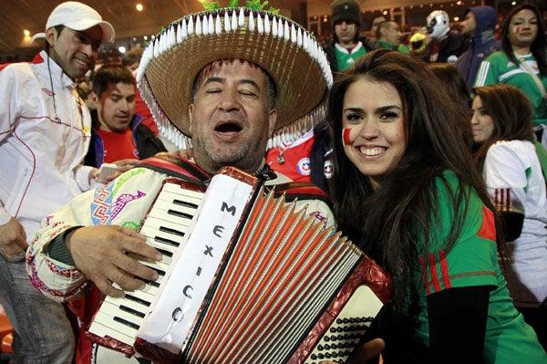El México vs Perú también las bellezas se hicieron presentes en la tribuna. FOTO: AP