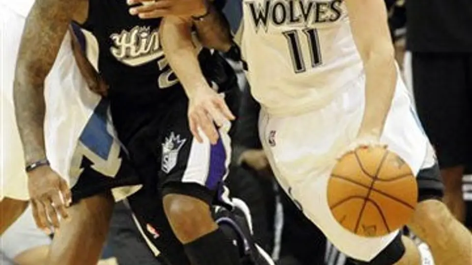 NBA advierte a Barea y Sloan por simulaciones