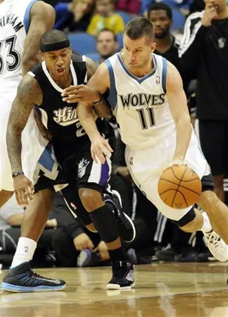 NBA advierte a Barea y Sloan por simulaciones