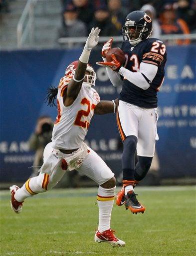Devin Hester y Kendrick Lewis pelean por el ovoide. FOTO: AP