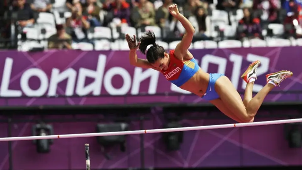 Yelena Isinbáyeva avanza a la final de salto con péritiga