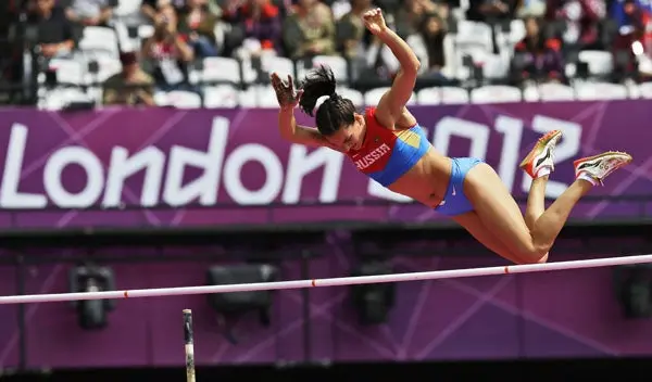 Yelena Isinbáyeva avanza a la final de salto con péritiga