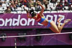 Yelena Isinbáyeva avanza a la final de salto con péritiga
