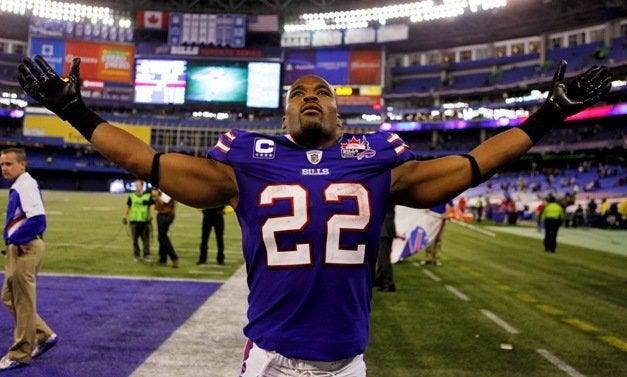 Fred Jackson promedió 4.2 yardas por acarreo | AP