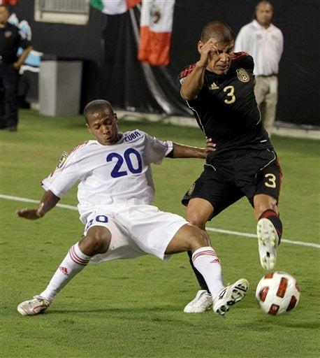Salcido enfrenta a Alberto Gomez. FOTO: AP