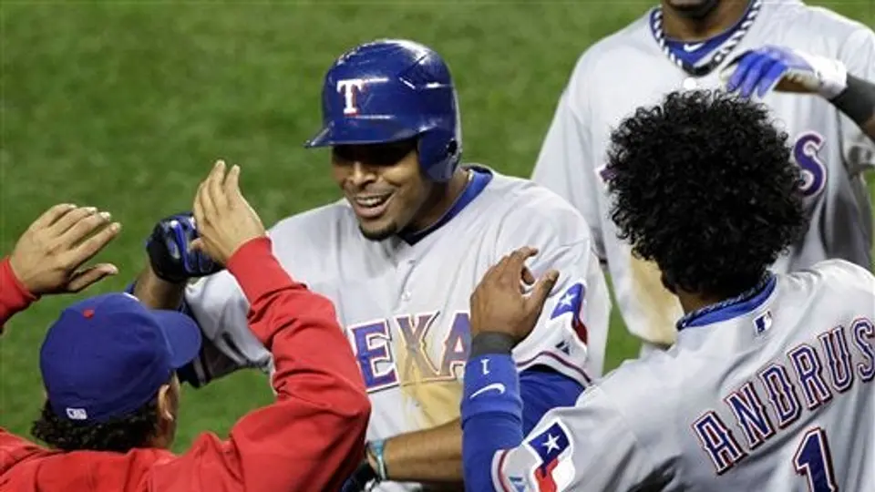 Hamilton pega par de HR y Texas masacra 10-3 a Yanquis