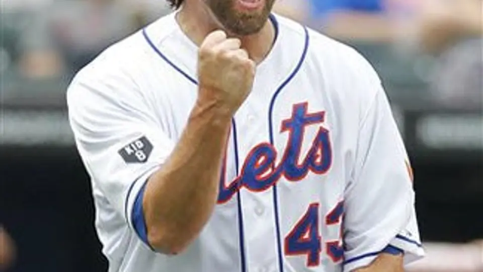 Dickey llega a 16 victorias con Mets