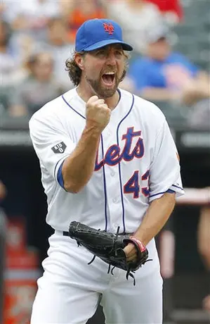 Dickey llega a 16 victorias con Mets