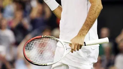 Federer sufre pero avanza