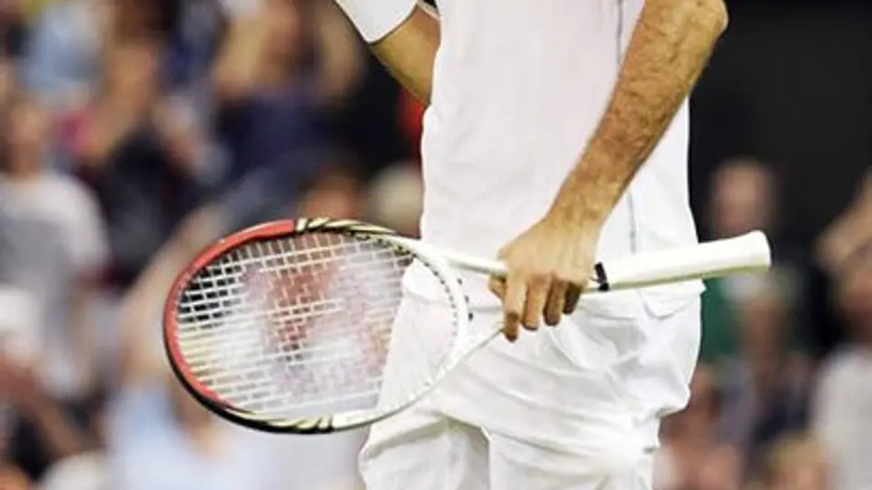 Federer sufre pero avanza