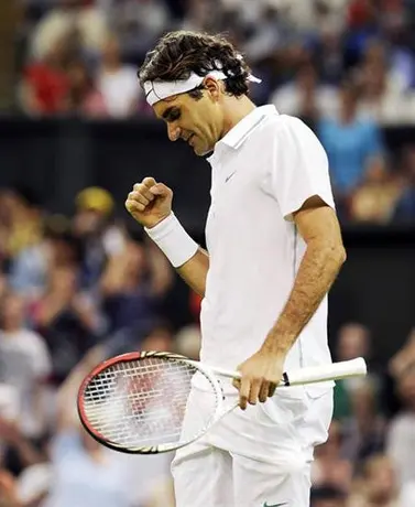 Federer sufre pero avanza