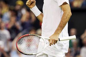 Federer sufre pero avanza