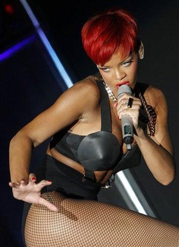 La intérprete de Don't Stop the Music' tuvo que subir en varias ocasiones sus diminutas prendas. FOTO: AP
