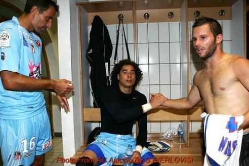 Memo Ochoa en los vestidores. FOTO: ac-ajaccio.com