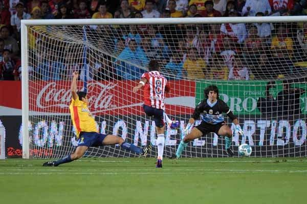 Chivas ganó con nueve hombres en la cancha. FOTO: RICARDO FLORES