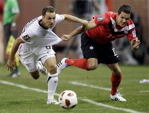 Steve Cherundolo y Josh Simpson. FOTO: AP