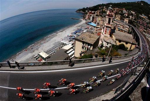 Ciclistas del Giro de Italia hicieron un recorrido simbólico (FOTO: AP)