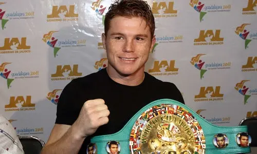 Demanda contra 'Canelo' sigue en la corte de Miami