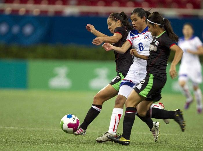 Las mexicanas participan en la competición al enfrentar a Chile. FOTO: MEXSPORT