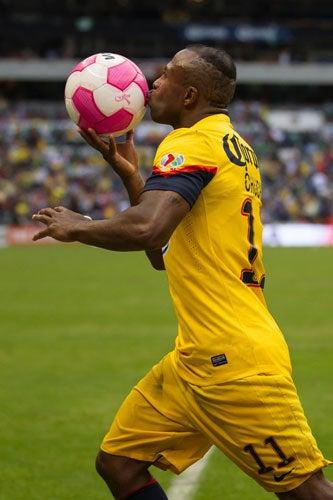 Benítez besando la esférica tras el gol que le marcó al León. | RICARDO FLORES
