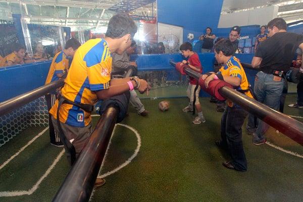 Se divirtieron jugando el futbolito humano. FOTO: DANIEL GÁMEZ