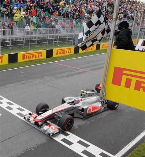 Jenson Button cruza la meta, vence a Vettel y a Webber. FOTO: AP