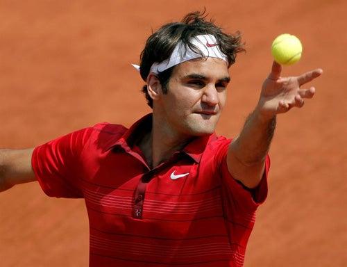 Federer prepara su saque (FOTO: EFE)